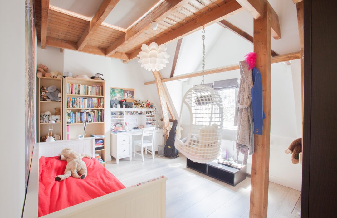 exposed beams in a childs bedroom